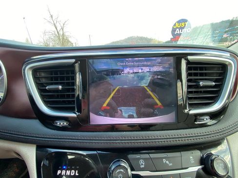 Used 2020 Chrysler Pacifica Limited image 26