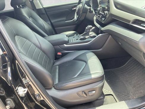 Used 2020 Toyota Highlander XLE FWD image 18