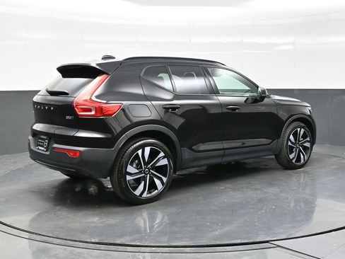 Used 2025 Volvo XC40 B5 Plus image 7