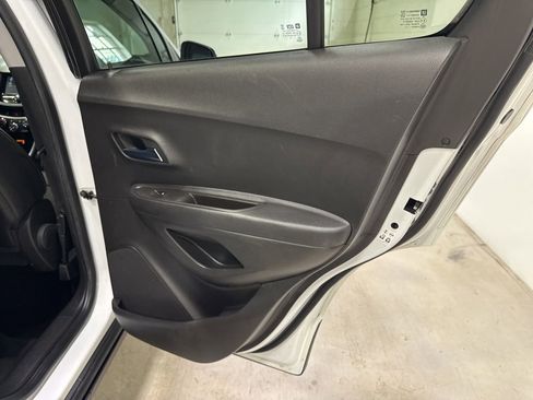 Used 2017 Chevrolet Trax LT w/ LT Convenience Package FWD image 35