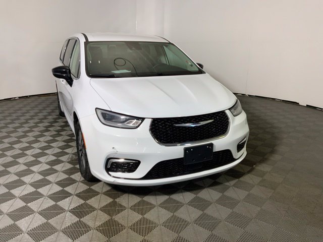 Used 2024 Chrysler Pacifica Limited FWD image 4