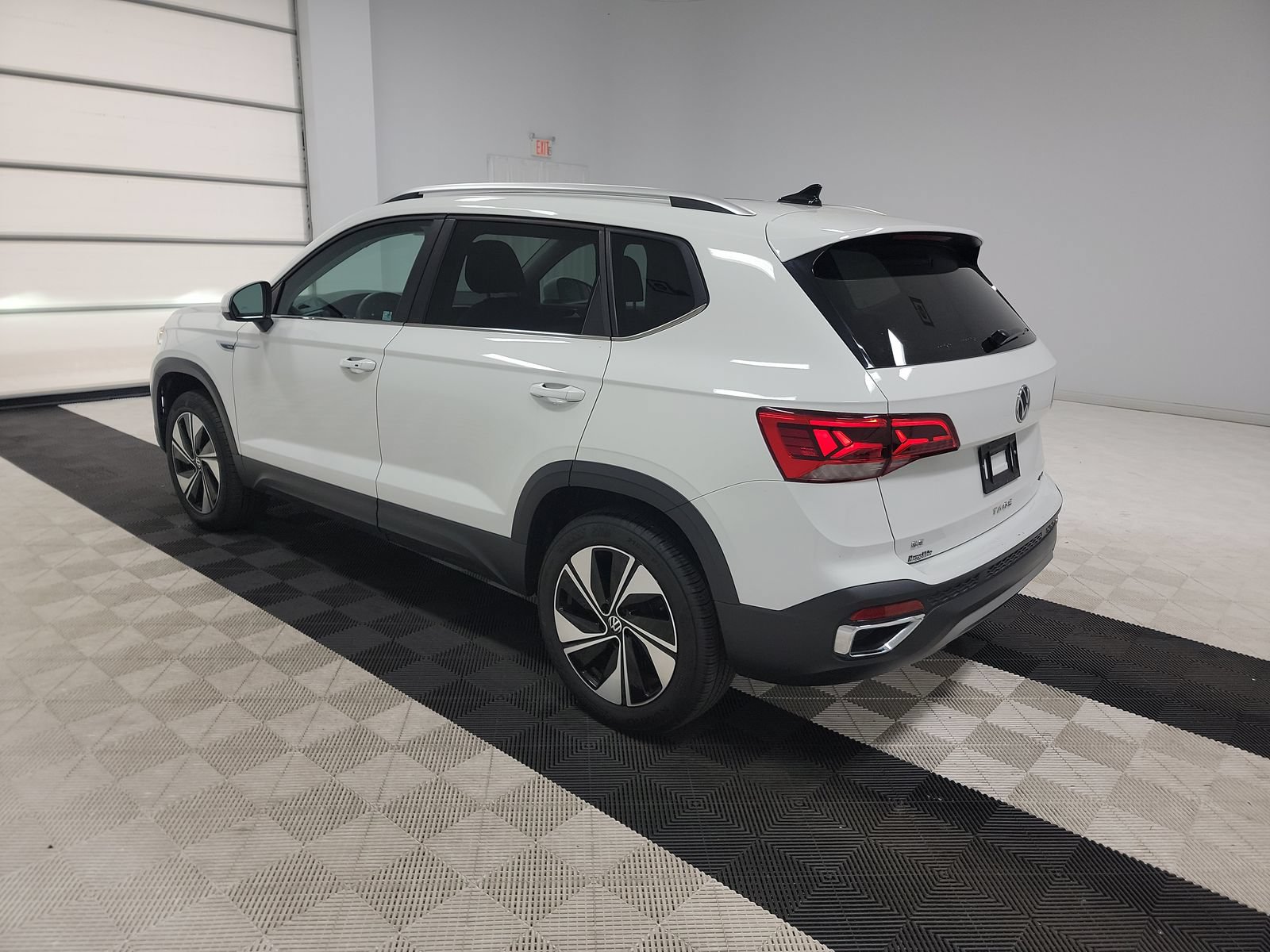 Used 2023 Volkswagen Taos SE w/ Panoramic Sunroof Package AWD/4WD image 8