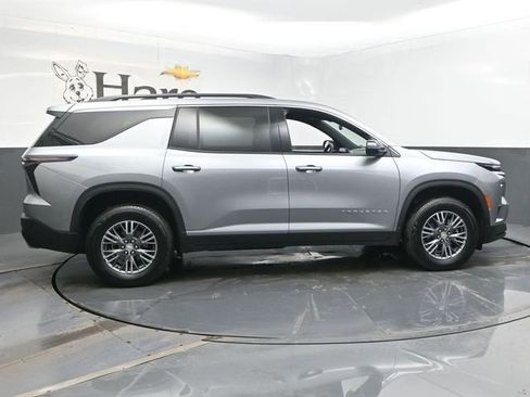 Used 2025 Chevrolet Traverse LT image 37