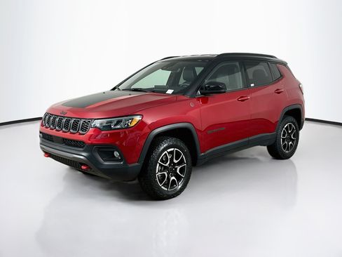 Used 2025 Jeep Compass Trailhawk AWD/4WD image 3