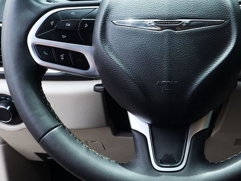 Used 2023 Chrysler Voyager LX image 63