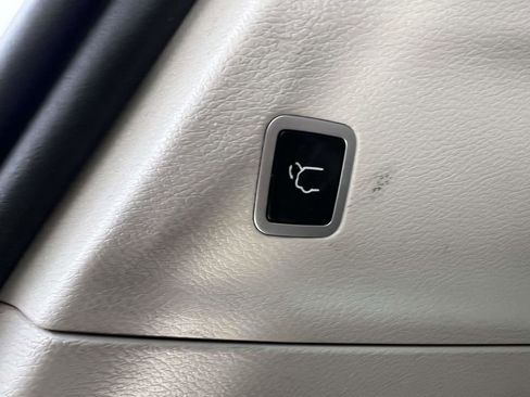 Used 2023 Chrysler Pacifica Touring-L image 11