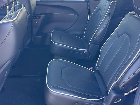 New 2025 Chrysler Pacifica Limited image 12