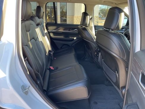 Used 2024 Jeep Grand Cherokee Limited w/ Black Appearance Package image 27