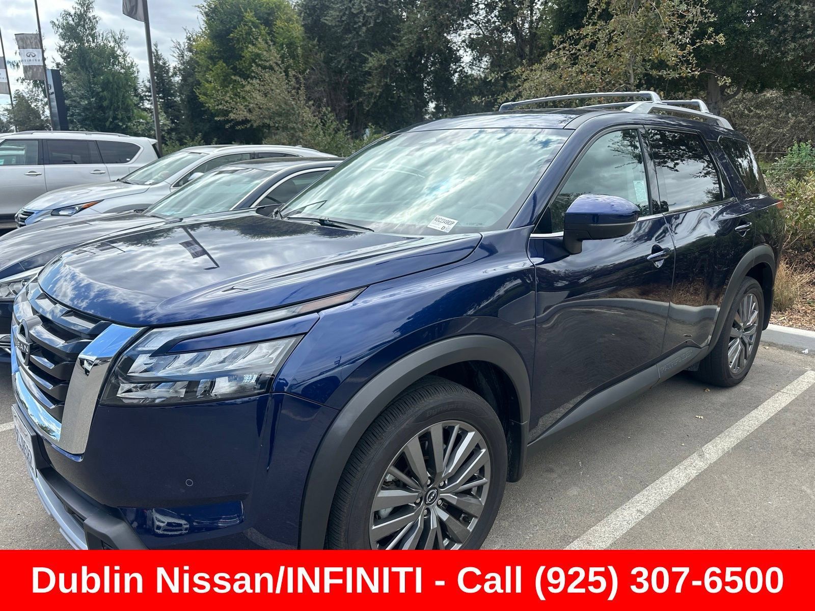 Used 2025 Nissan Pathfinder SL w/ SL Premium Package FWD image 2