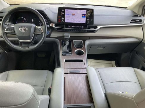Used 2023 Toyota Sienna XLE FWD image 10