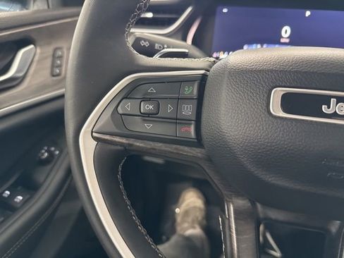 Used 2023 Jeep Grand Cherokee Limited w/ Luxury Tech Group II image 37