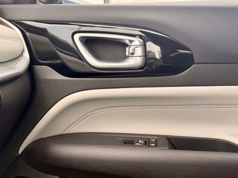 Used 2025 Jeep Compass Limited image 25