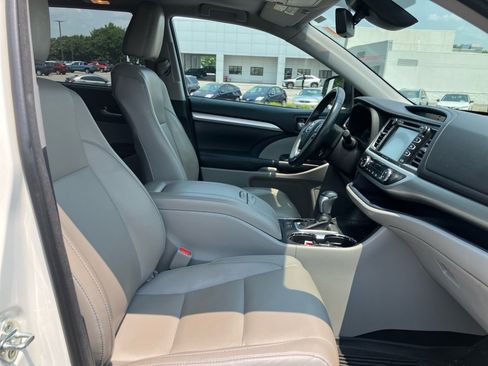 Used 2018 Toyota Highlander XLE AWD/4WD image 30