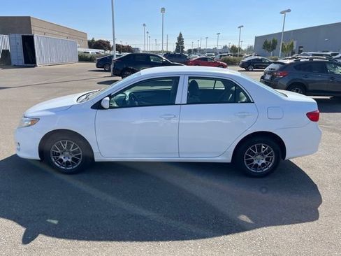 Used 2010 Toyota Corolla LE FWD image 4