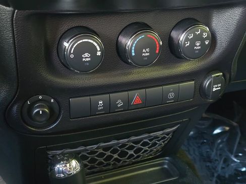 Used 2018 Jeep Wrangler Unlimited Rubicon w/ Connectivity Group AWD/4WD image 35