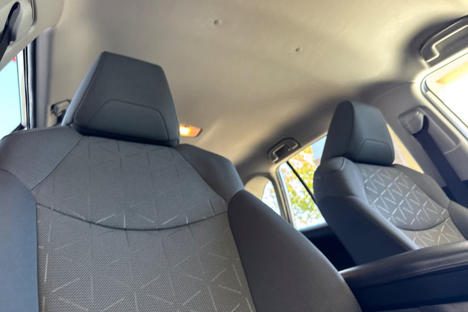 Used 2021 Toyota RAV4 XLE AWD/4WD image 18