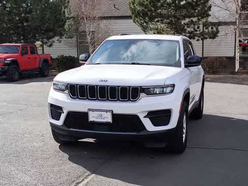 Used 2023 Jeep Grand Cherokee Laredo image 4