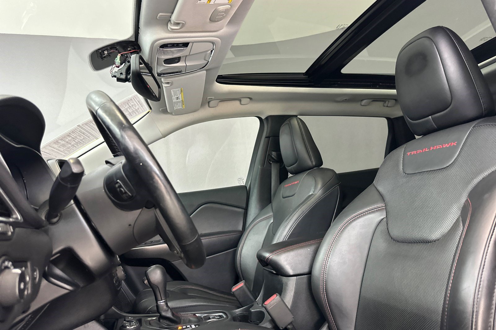 Used 2019 Jeep Cherokee Trailhawk AWD/4WD image 24