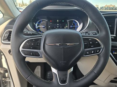 Used 2023 Chrysler Pacifica Touring-L image 21
