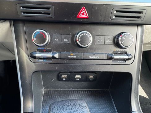 Used 2022 Kia Carnival LX image 20