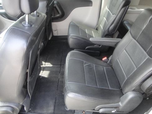 Used 2018 Dodge Grand Caravan SE w/ UConnect Hands-Free Group image 10