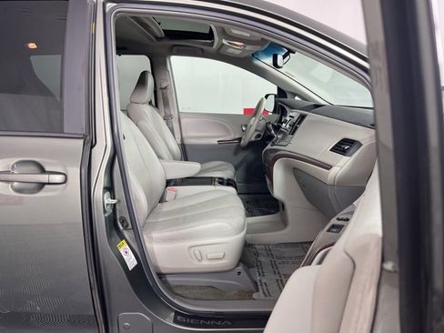 Used 2012 Toyota Sienna XLE image 32