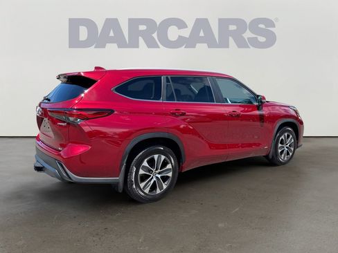 Used 2023 Toyota Highlander XLE AWD/4WD image 7