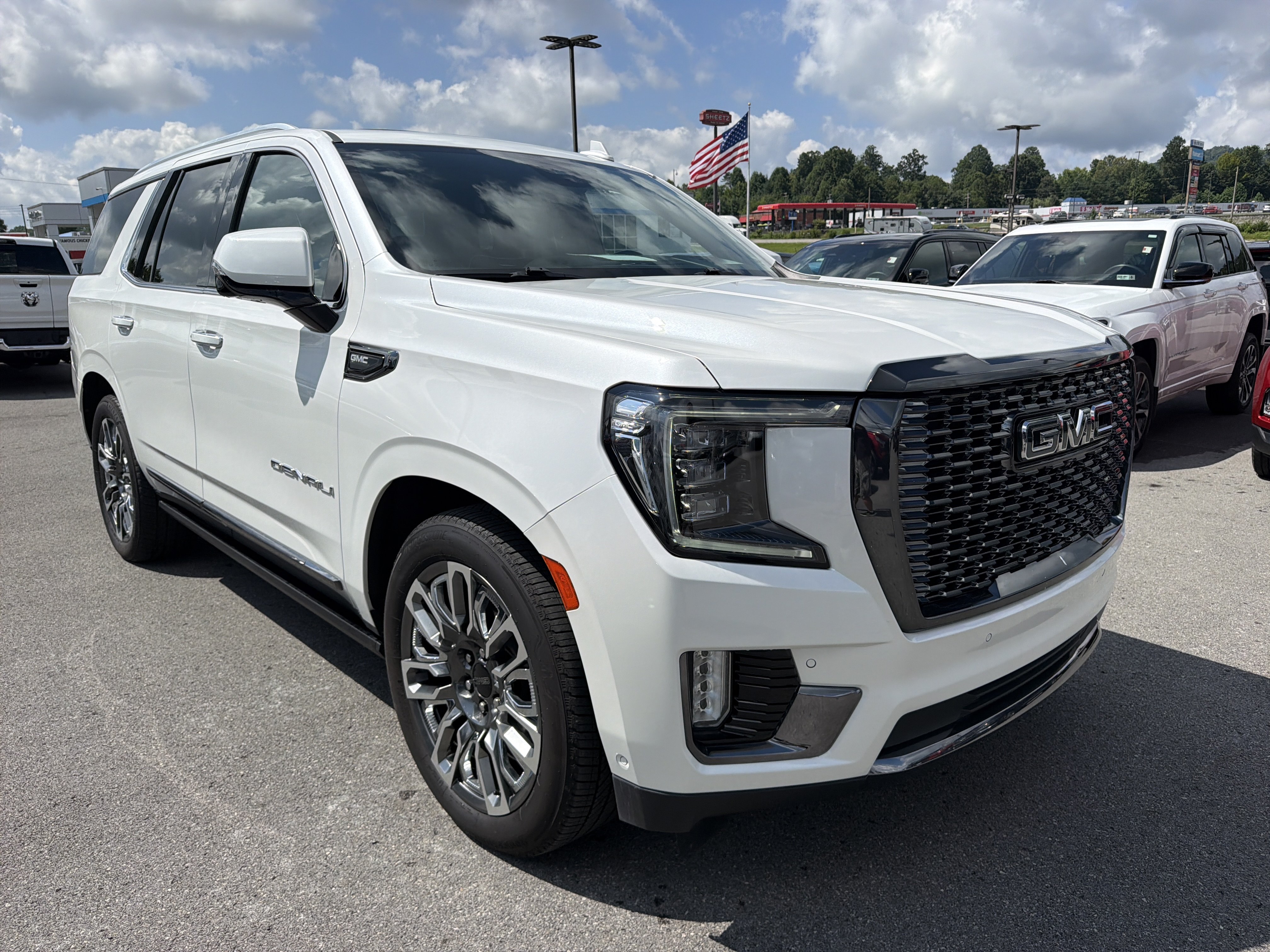 Used 2024 GMC Yukon Denali Ultimate AWD/4WD image 3