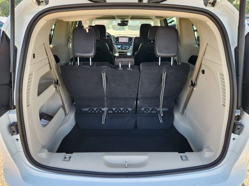 Used 2022 Chrysler Pacifica Touring-L FWD image 19