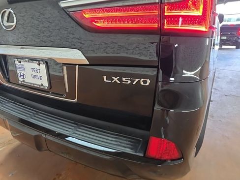 Used 2019 Lexus LX 570 4WD w/ Luxury Package image 7