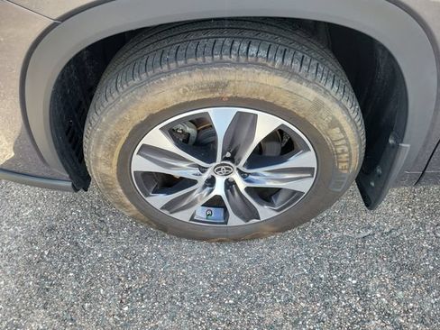 Used 2024 Toyota Highlander XLE FWD image 6