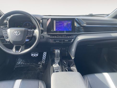Used 2025 Toyota Camry SE image 11