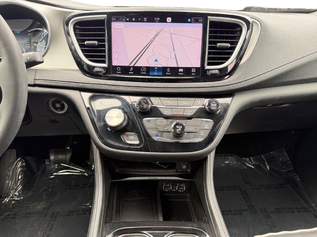 Used 2023 Chrysler Pacifica Limited w/ Uconnect Theater Family Group FWD image 12