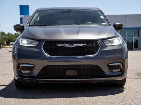 Used 2023 Chrysler Pacifica Touring-L FWD image 2
