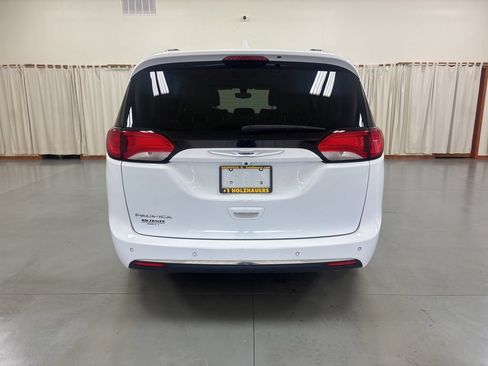 Used 2018 Chrysler Pacifica Touring-L w/ Tire & Wheel Group FWD image 7