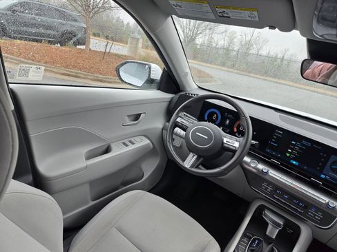 Used 2025 Hyundai Kona SEL image 9