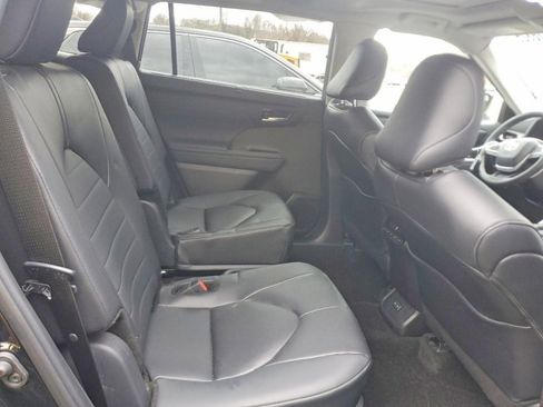 Used 2026 Toyota Highlander XLE image 9