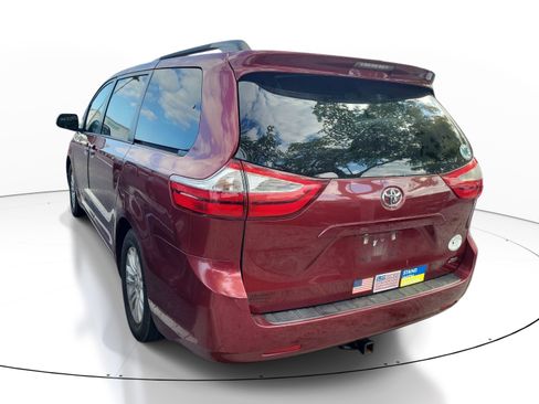 Used 2017 Toyota Sienna XLE image 4