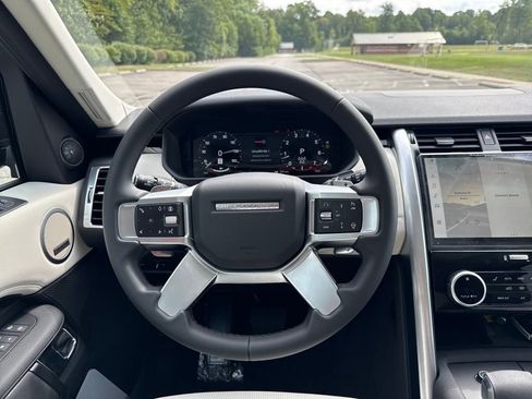 New 2025 Land Rover Discovery S image 19