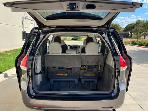Used 2011 Toyota Sienna LE FWD image 10