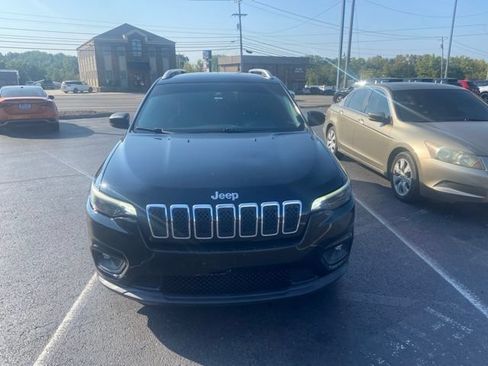 Used 2019 Jeep Cherokee Latitude w/ Popular Appearance Group FWD image 2