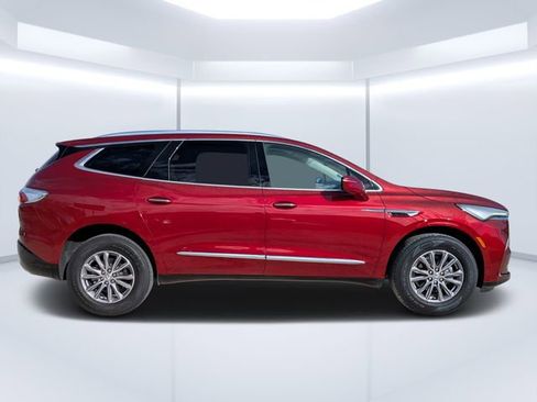 Used 2023 Buick Enclave Essence image 2