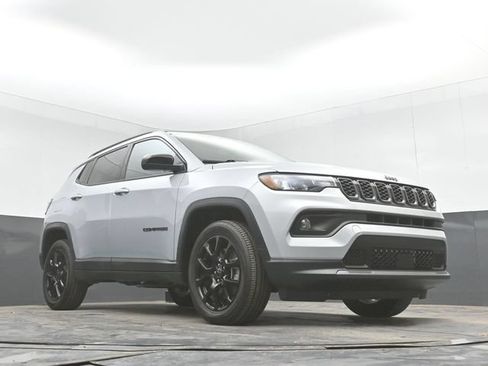 Used 2025 Jeep Compass Latitude w/ Altitude Special Edition AWD/4WD image 41