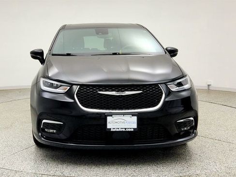 Used 2025 Chrysler Pacifica Select FWD image 2