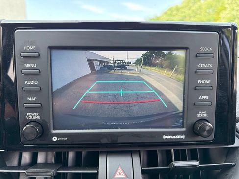 Used 2021 Toyota RAV4 LE AWD/4WD image 29