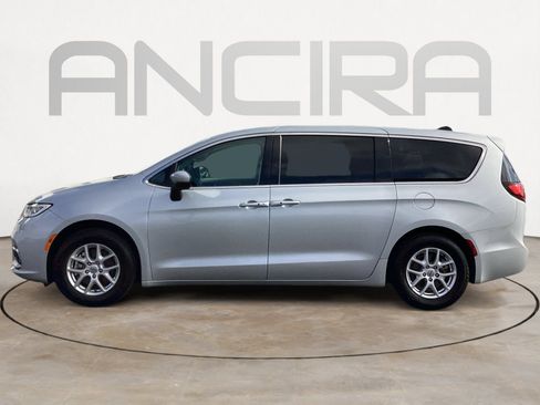Used 2023 Chrysler Pacifica Touring-L image 11