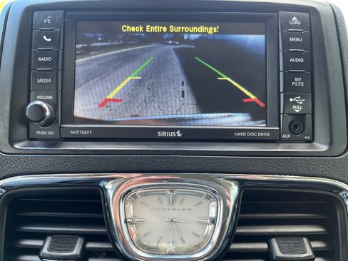 Used 2016 Chrysler Town & Country Touring-L image 30