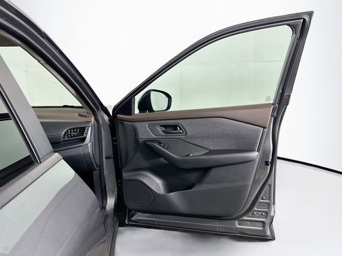 Used 2023 Nissan Rogue S image 31