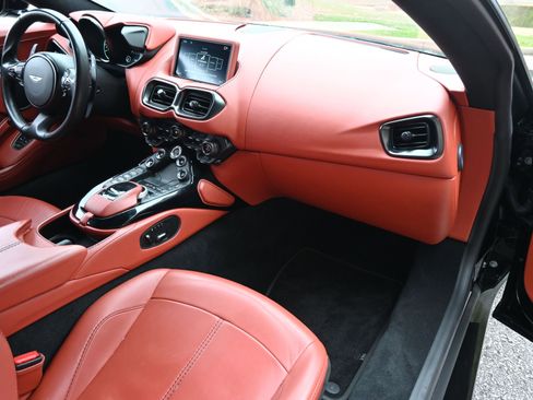 Used 2021 Aston Martin V8 Vantage Coupe image 21