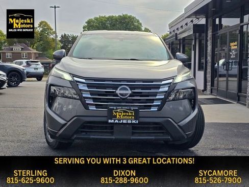 Used 2024 Nissan Rogue SV image 2